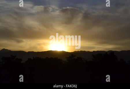 Scorcio finale dell ultimo tramonto dell anno 2015, catturato oltre i cieli di Quetta giovedì 31 dicembre 2015. Foto Stock