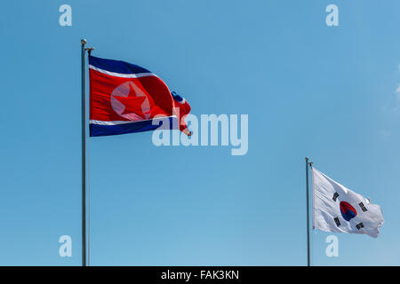 Nord e sud coreani bandiere, Corea del Nord e Corea del Sud, bandiere sventolano al vento, cielo blu Foto Stock