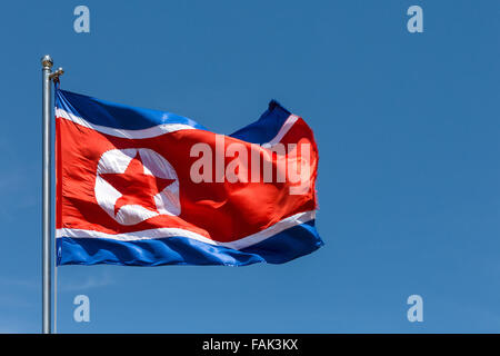 La Corea del Nord bandiera al vento, cielo blu Foto Stock