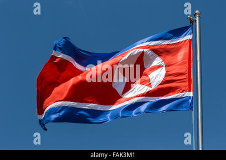 La Corea del Nord bandiera al vento, cielo blu Foto Stock