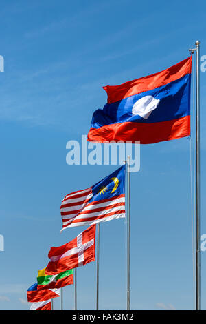 Laotiano, Malay e bandiera danese nel vento, cielo blu, Sisowath Quay, Phnom Penh Cambogia Foto Stock