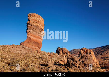 Roque Cinchado rock ago, Roques de Garcia nella caldera de Las Canadas, Parco Nazionale del Teide, Patrimonio Mondiale dell UNESCO Foto Stock