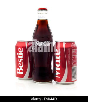 Le lattine di coca cola, condividere un coke con tizio e per accoppiarsi con una classica Bottiglia di Coca su sfondo bianco Foto Stock