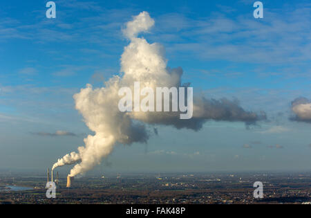 Kraftwerk Voerde centrali a carbone vegetale sul Reno, emissioni di fumo, fumaioli, torre di raffreddamento Voerde, distretto della Ruhr Foto Stock