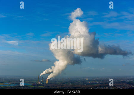 Kraftwerk Voerde centrali a carbone vegetale sul Reno, emissioni di fumo, fumaioli, torre di raffreddamento Voerde, distretto della Ruhr Foto Stock