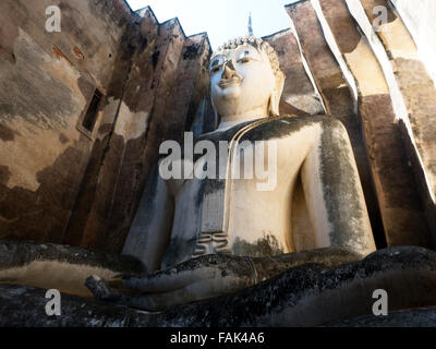 Buddha seduto, Wat Sri Chum, Sukhothai Historical Park, sito Patrimonio Mondiale dell'UNESCO, Mueang Kao, Sukhothai, Thailandia Foto Stock