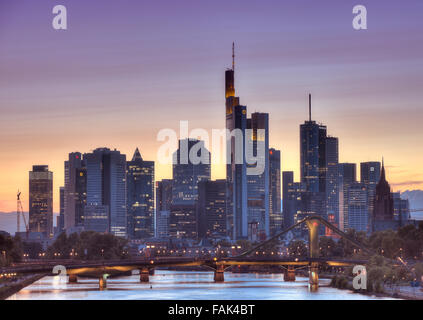 Skyline, quartiere finanziario al crepuscolo, TaunusTurm, torre 185, Commerzbank, Messeturm, La Helaba Landesbank Hessen, Banca tedesca Foto Stock