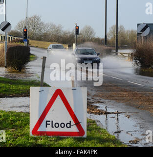 Bubwith, nello Yorkshire, Regno Unito. Il 31 dicembre, 2015. Gli automobilisti voce attraverso la strada allagata a ponte Bubwith dopo il fiume Derwent scoppiare le sue banche Bubwith, Yorkshire. Credito: riddypix/Alamy Live News Foto Stock