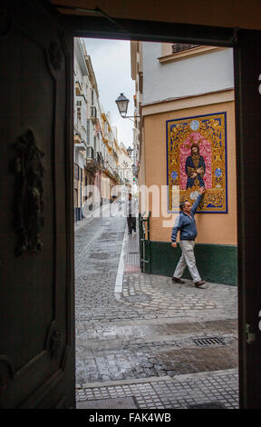 Saragozza street presso Benjumeda street. Immagine di Gesù Cristo sulla ceramica elaborata.Cádiz, Andalucía, Spagna Foto Stock