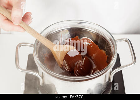 Cioccolato fondente in padella acqua come bagnomaria Foto Stock