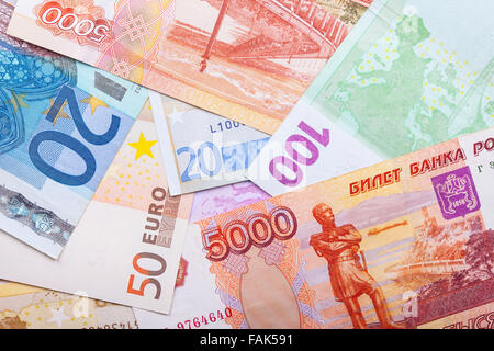 Le banconote di euro e rubli closeup vista superiore Foto Stock