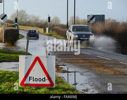 Bubwith, nello Yorkshire, Regno Unito. Il 31 dicembre, 2015. Gli automobilisti voce attraverso la strada allagata a ponte Bubwith dopo il fiume Derwent scoppiare le sue banche Bubwith, Yorkshire. Credito: riddypix/Alamy Live News Foto Stock