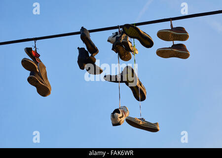 Scarpe appeso dal filo Foto Stock