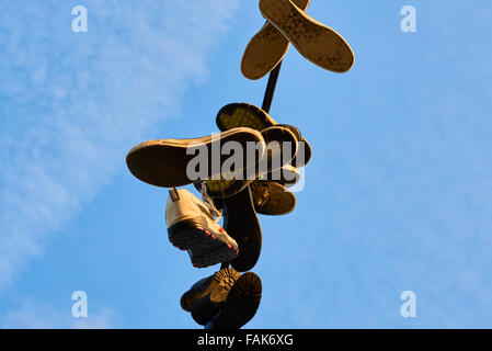 Scarpe appeso dal filo Foto Stock