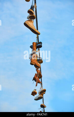 Scarpe appeso dal filo Foto Stock