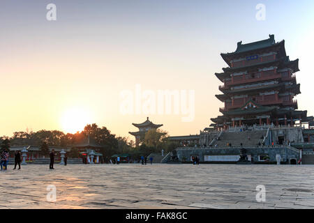 Nanchang, Cina - 30 dicembre 2015: Padiglione Tengwang di Nanchang al tramonto con molti turisti che visitano il luogo Foto Stock