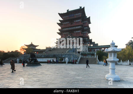 Nanchang, Cina - 30 dicembre 2015: Padiglione Tengwang di Nanchang al tramonto con molti turisti che visitano il luogo Foto Stock