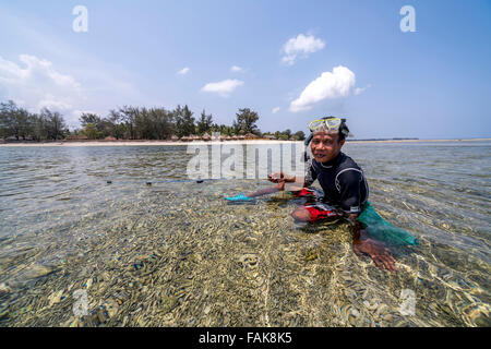 Pescatore con maschera e snorkel seduta vicino alla spiaggia sulla piccola isola Gili Air, Lombok, Indonesia, Asia Foto Stock