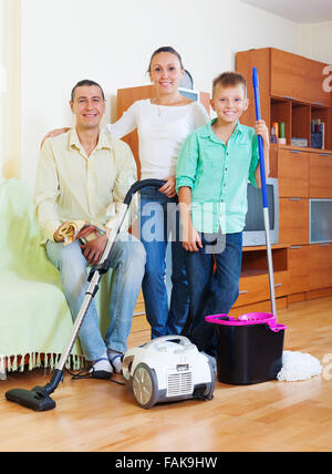 Ritratto di famiglia felice di tre terminato i lavori di casa in casa Foto Stock