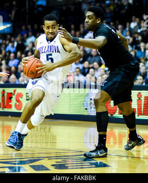 Villanova, Pennsylvania, USA. 31 Dic, 2015. Dicembre 31, 2015 : Villanova di Phil unità stand passato Xavier James Farr durante il NCAA basketball match tra il Saverio Moschettieri e Villanova Wildcats presso il padiglione a Villanova, Pensilvania il 31 dicembre 2015. Scott Serio/ESW/CSM/Alamy Live News Foto Stock