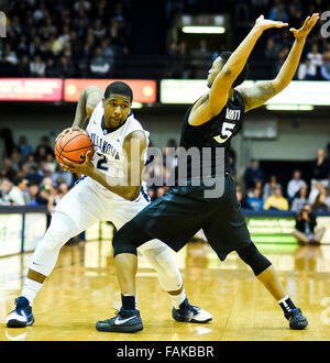 Villanova, Pennsylvania, USA. 31 Dic, 2015. Dicembre 31, 2015 : Villanova di Kris Jenkins è custodito da Xavier Bluiett Trevon durante il NCAA basketball match tra il Saverio Moschettieri e Villanova Wildcats presso il padiglione a Villanova, Pensilvania il 31 dicembre 2015. Scott Serio/ESW/CSM/Alamy Live News Foto Stock