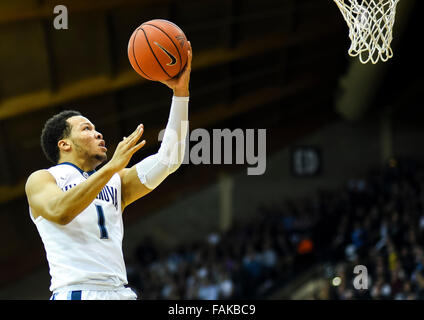 Villanova, Pennsylvania, USA. 31 Dic, 2015. Dicembre 31, 2015 : Villanova's Jalen Brunson rigidi di cerchiatura di un cestello durante il NCAA basketball match tra il Saverio Moschettieri e Villanova Wildcats presso il padiglione a Villanova, Pensilvania il 31 dicembre 2015. Scott Serio/ESW/CSM/Alamy Live News Foto Stock