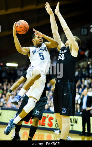 Villanova, Pennsylvania, USA. 31 Dic, 2015. Dicembre 31, 2015 : Villanova di Phil Booth spara su Xavier Sean O'Mara durante il NCAA basketball match tra il Saverio Moschettieri e Villanova Wildcats presso il padiglione a Villanova, Pensilvania il 31 dicembre 2015. Scott Serio/ESW/CSM/Alamy Live News Foto Stock