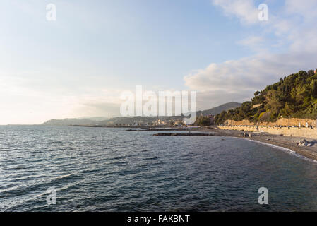 Tramonto sul litorale, il porto e la città di Imperia, Riviera Ligure, Italia, meta di viaggio in estate. Foto Stock