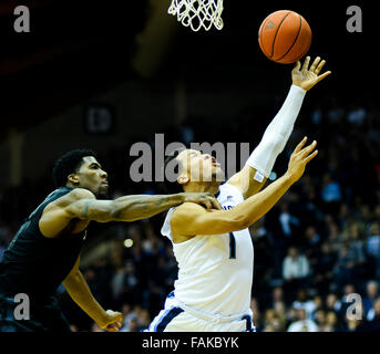 Villanova, Pennsylvania, USA. 31 Dic, 2015. Dicembre 31, 2015 : Villanova's Jalen Brunson rigidi per il cestello passato Xavier Jalen Reynolds e J.P. Macura e si bloccasse durante il NCAA basketball match tra il Saverio Moschettieri e Villanova Wildcats presso il padiglione a Villanova, Pensilvania il 31 dicembre 2015. Scott Serio/ESW/CSM/Alamy Live News Foto Stock