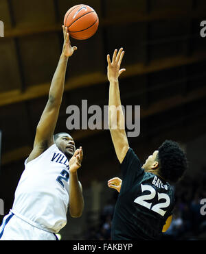 Villanova, Pennsylvania, USA. 31 Dic, 2015. Dicembre 31, 2015 : Villanova di Kris Jenkins spara su Xavier cancelli Kaiser durante il NCAA basketball match tra il Saverio Moschettieri e Villanova Wildcats presso il padiglione a Villanova, Pensilvania il 31 dicembre 2015. Scott Serio/ESW/CSM/Alamy Live News Foto Stock