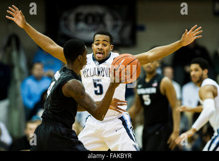 Villanova, Pennsylvania, USA. 31 Dic, 2015. Dicembre 31, 2015 : Villanova di Phil guardie stand Xavier Edmond Sumner durante il NCAA basketball match tra il Saverio Moschettieri e Villanova Wildcats presso il padiglione a Villanova, Pensilvania il 31 dicembre 2015. Scott Serio/ESW/CSM/Alamy Live News Foto Stock