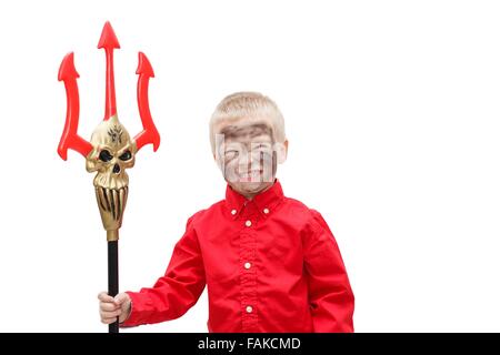 Little Boy con trident in un diavolo costume (su sfondo bianco). Foto Stock