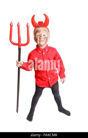 Little Boy con trident in un diavolo costume (su sfondo bianco). Foto Stock