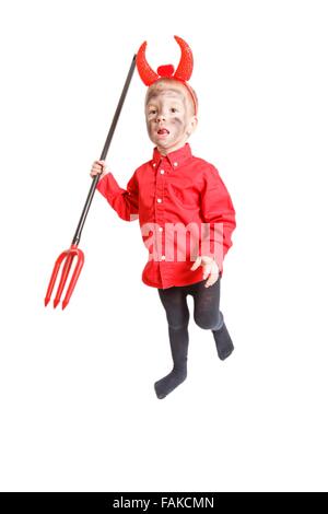 Little Boy con trident in un diavolo costume (su sfondo bianco). Foto Stock