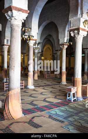 Principale sala di preghiera alla Grande Moschea di Kairouan, noto anche come la Moschea di Sidi-Uqba Foto Stock