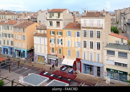 Facciate dei negozi e ristoranti nel quartiere alla moda di Cours Julien District Marsiglia Francia Foto Stock