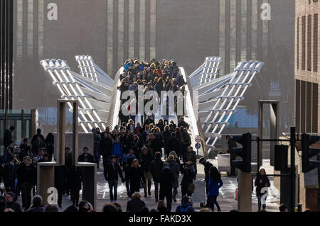 Le persone che si godono la mattina di sole sul Millennium Bridge, Londra Inghilterra Regno Unito Regno Unito Foto Stock