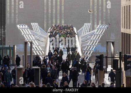 Le persone che si godono la mattina di sole sul Millennium Bridge, Londra Inghilterra Regno Unito Regno Unito Foto Stock