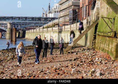 Persone affollate sul Tamigi, Londra Inghilterra Regno Unito Foto Stock