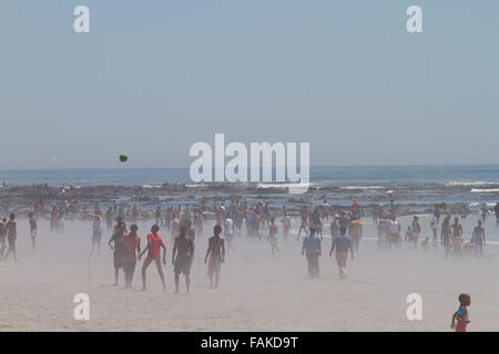 La gente sulla spiaggia Melkbosstrand vicino a Città del Capo, Sud Africa Foto Stock