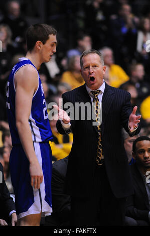 Wichita, Kansas, Stati Uniti d'America. 31 Dic, 2015. Drake Bulldogs head coach Ray Giacoletti presenta un paio di parole per Drake Bulldogs avanti Casey Schlatter (22) durante il NCAA pallacanestro tra il Drake Bulldogs e Wichita State Shockers a Charles Koch Arena di Wichita, Kansas. Credito: Kendall Shaw/Cal Sport Media/Alamy Live News Foto Stock