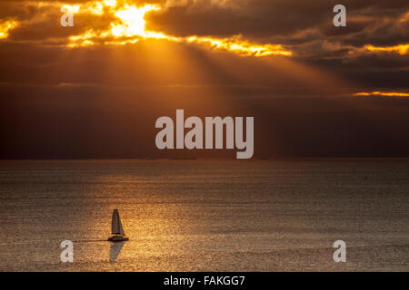 Barca a vela crociere su Juan de Fuca Strait al tramonto-Victoria, British Columbia, Canada. Foto Stock