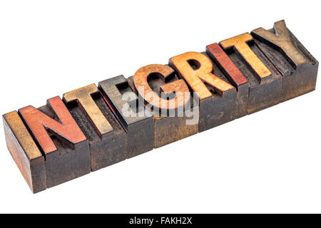 Parola di integrità abstract - un banner isolato in rilievografia vintage tipo legno blocchi colorati da inchiostri a colori Foto Stock