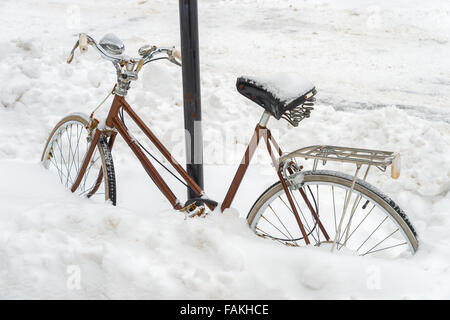 Bike coperta di neve fresca a Montreal dopo la prima tempesta di neve della stagione nel 2015 Foto Stock