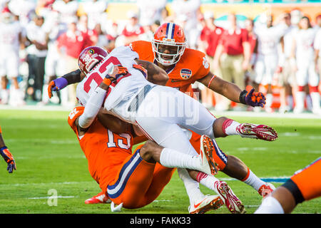 Giardini di Miami, Stati Uniti d'America. 31 Dic, 2015. Oklahoma Sooners running back Samaje Perine (32) viene affrontato da Clemson Tigers sicurezza T.J. Verde (15) durante il 2015 Capital One Orange Bowl tra Oklahoma e Clemson giovedì, 31 dicembre 2015 a Sun Life Stadium di Miami, Florida Credit: David stallieri/Cal Sport Media/Alamy Live News Foto Stock