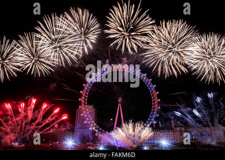 Westminster, Londra, UK, 1 gennaio 2016, Nuovi anni fuochi d'artificio, Display di fuochi d'artificio di portare nel nuovo anno Credito: Richard Soans/Alamy Live News' Foto Stock