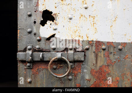 Rusty grigio acciaio porta in bunker di cemento, artiglieria Hill, Fort Worden parco statale, Port Townsend, Washington, Stati Uniti d'America Foto Stock