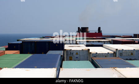 Al di fuori di imbuto di fumo sulla nave portacontainer espelle caldaia vapore come si naviga attraverso la Somalia e lo Yemen di Southampton nel Regno Unito Foto Stock