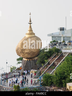 Famosa pagoda,,a,posto,d,culto,pellegrinaggio,per,,buddista e turisti a,golden,l'oro,precariamente,equilibrato,rock,Myanmar,Birmania,l'oro,Kyaitiyo,buddista. Foto Stock