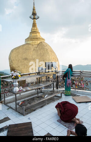 Golden,rock,Myanmar,Birmania,l'oro,Kyaitiyo,,Buddista Monaco,pregando, Foto Stock